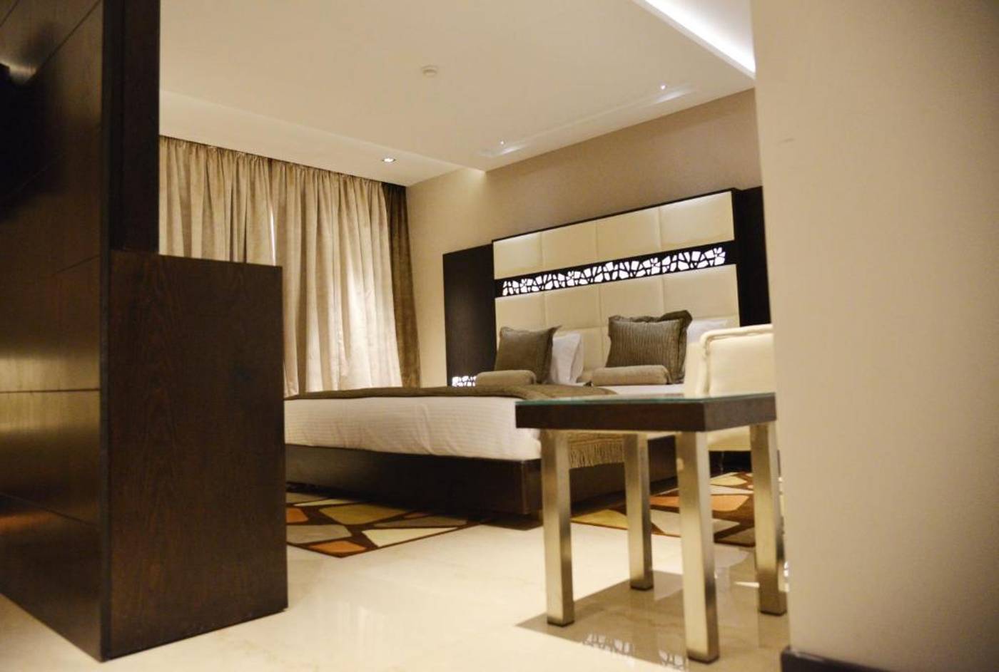 Samarons-Hotels-Room-8