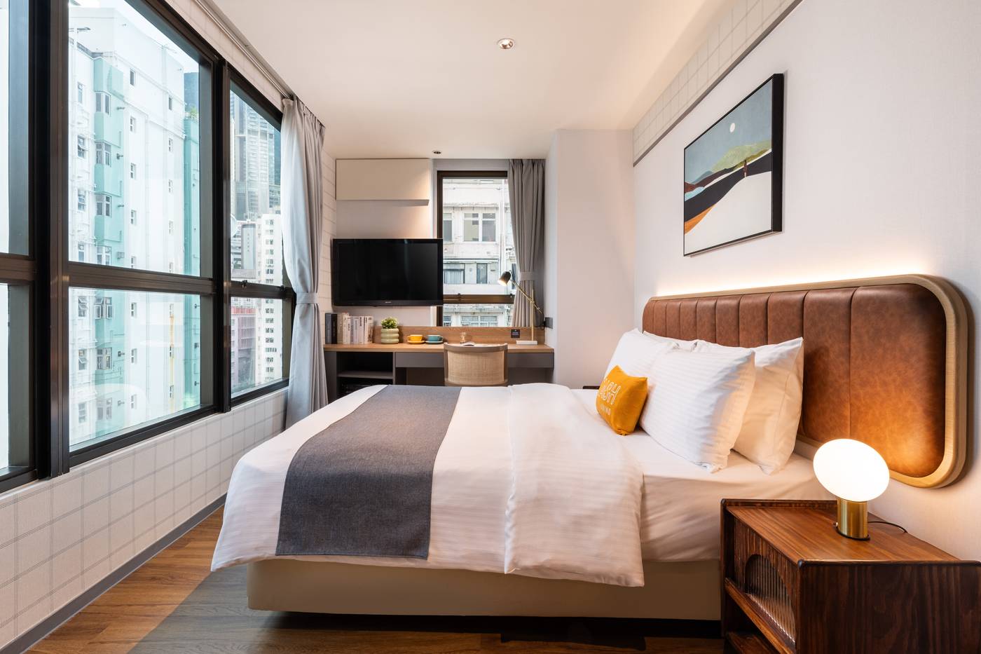 Dash-Living-on-Hollywood-Room-12