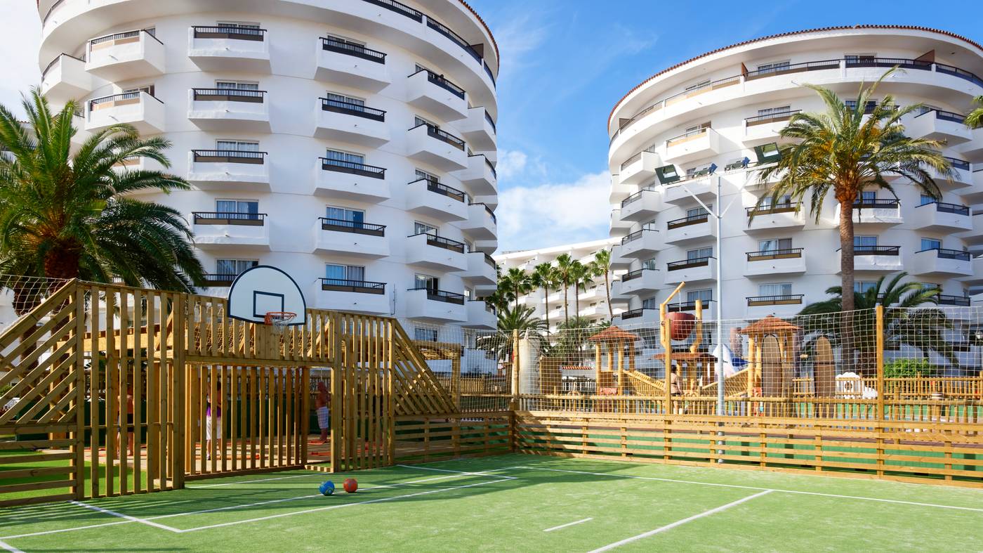 Servatur-Waikiki-Sports-and-Entertainment-21