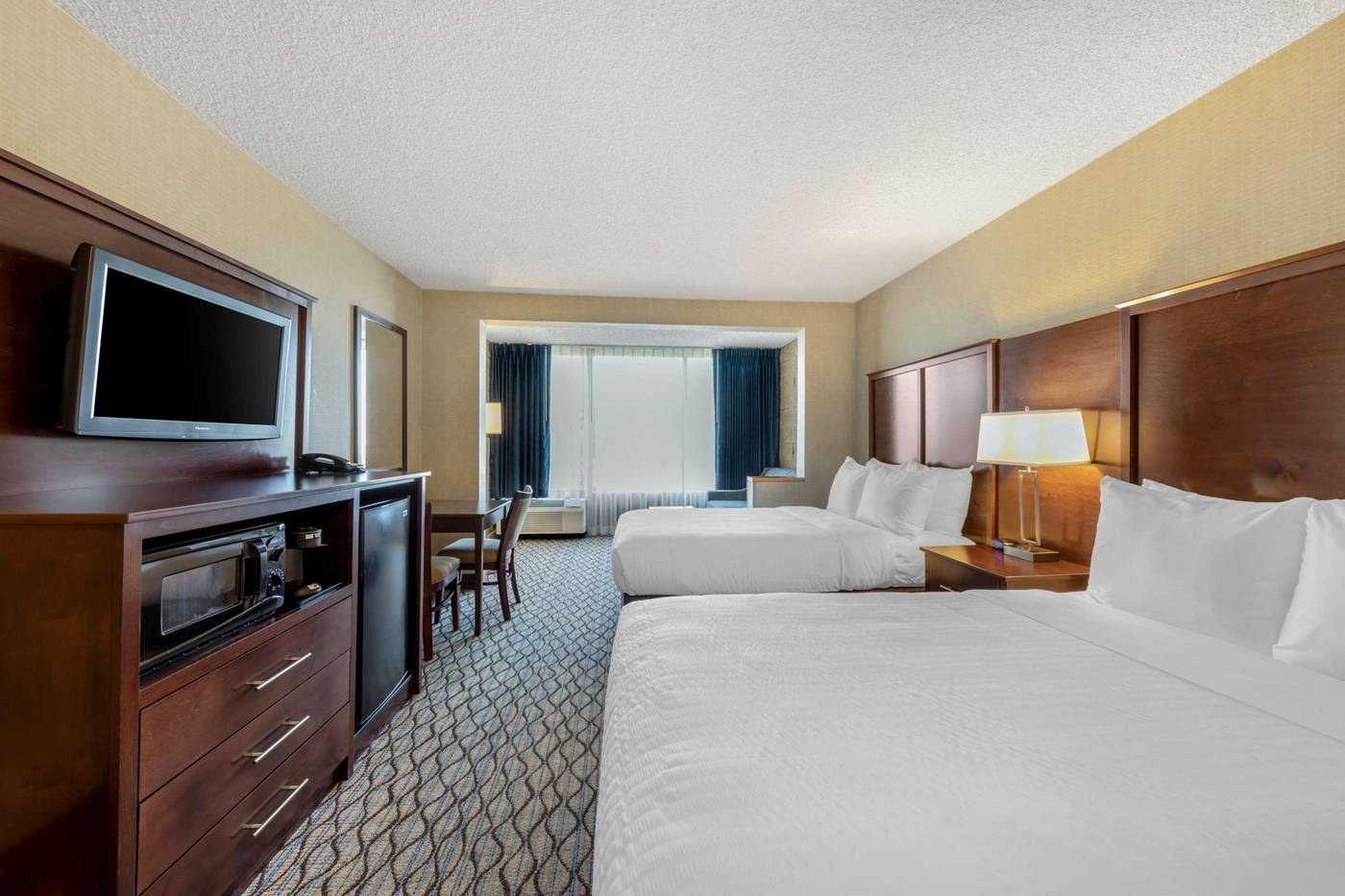Clarion-Hotel-Anaheim-Resort-Room-32