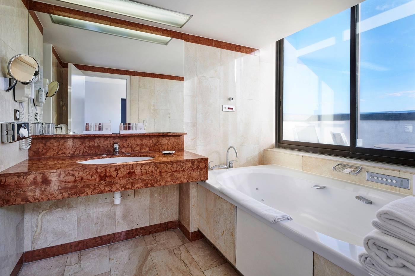 Holiday-Inn-Nice-Room-25