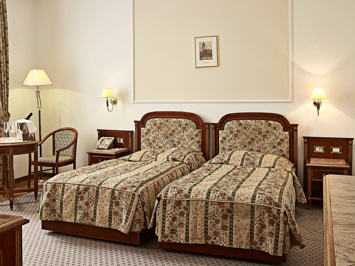 Ambassador-Zlat-----Husa-Room-16