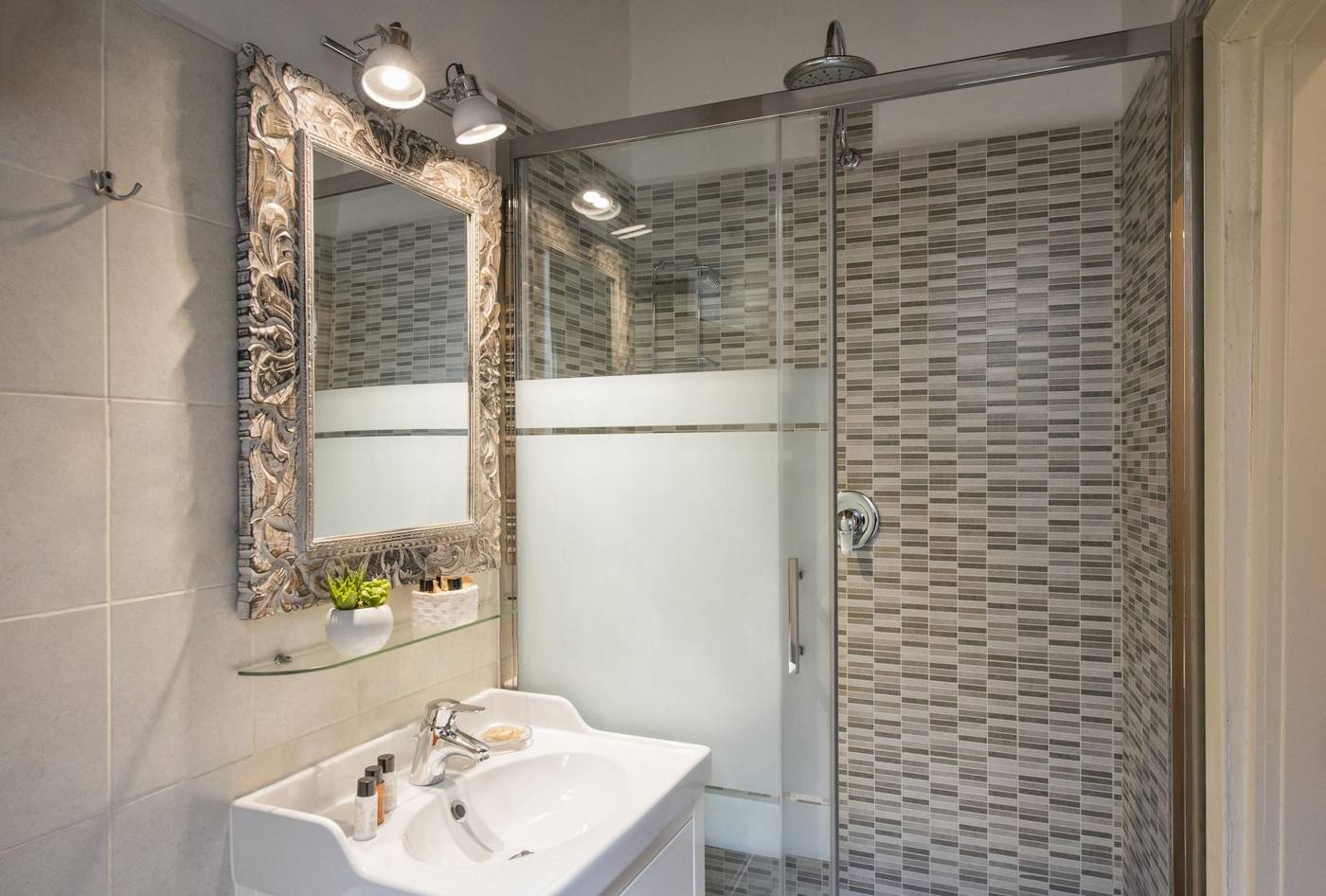 Navona-Tower-Relais-Room-29