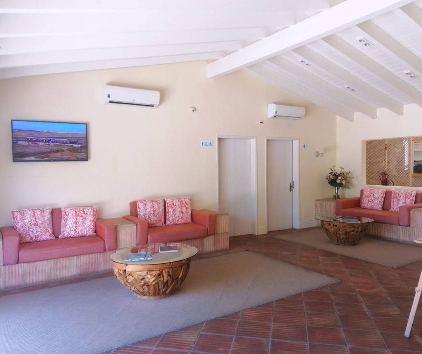 Pedras-d-el-Rei-Lobby-54