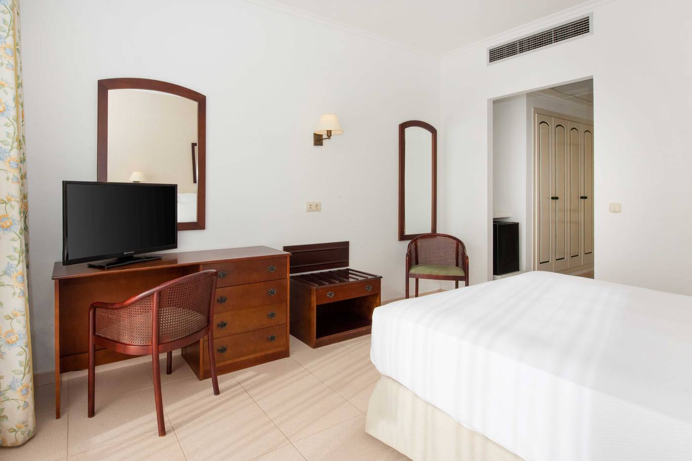 Valentin-Son-Bou-Room-42