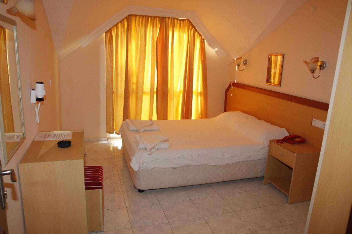 Swans-1-Hotel-Room-10