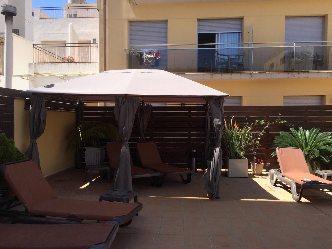 Apartamentos-Neptuno-Calella-Pool-63