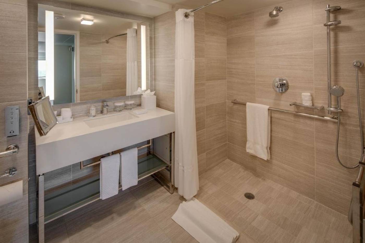 Millennium-Hilton-New-York-One-UN-Plaza-Room-77