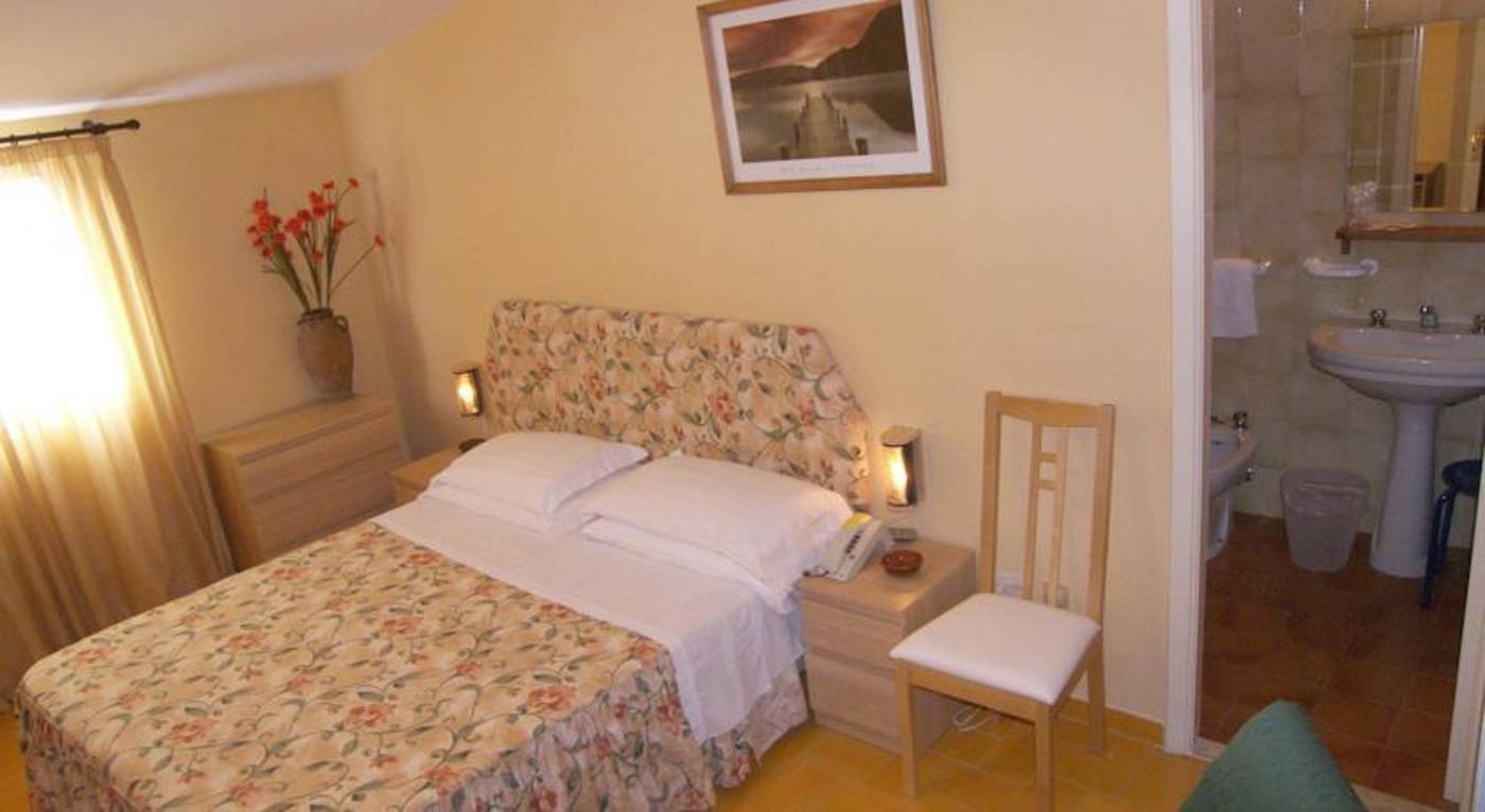 Villa-Fiorita-Room-25