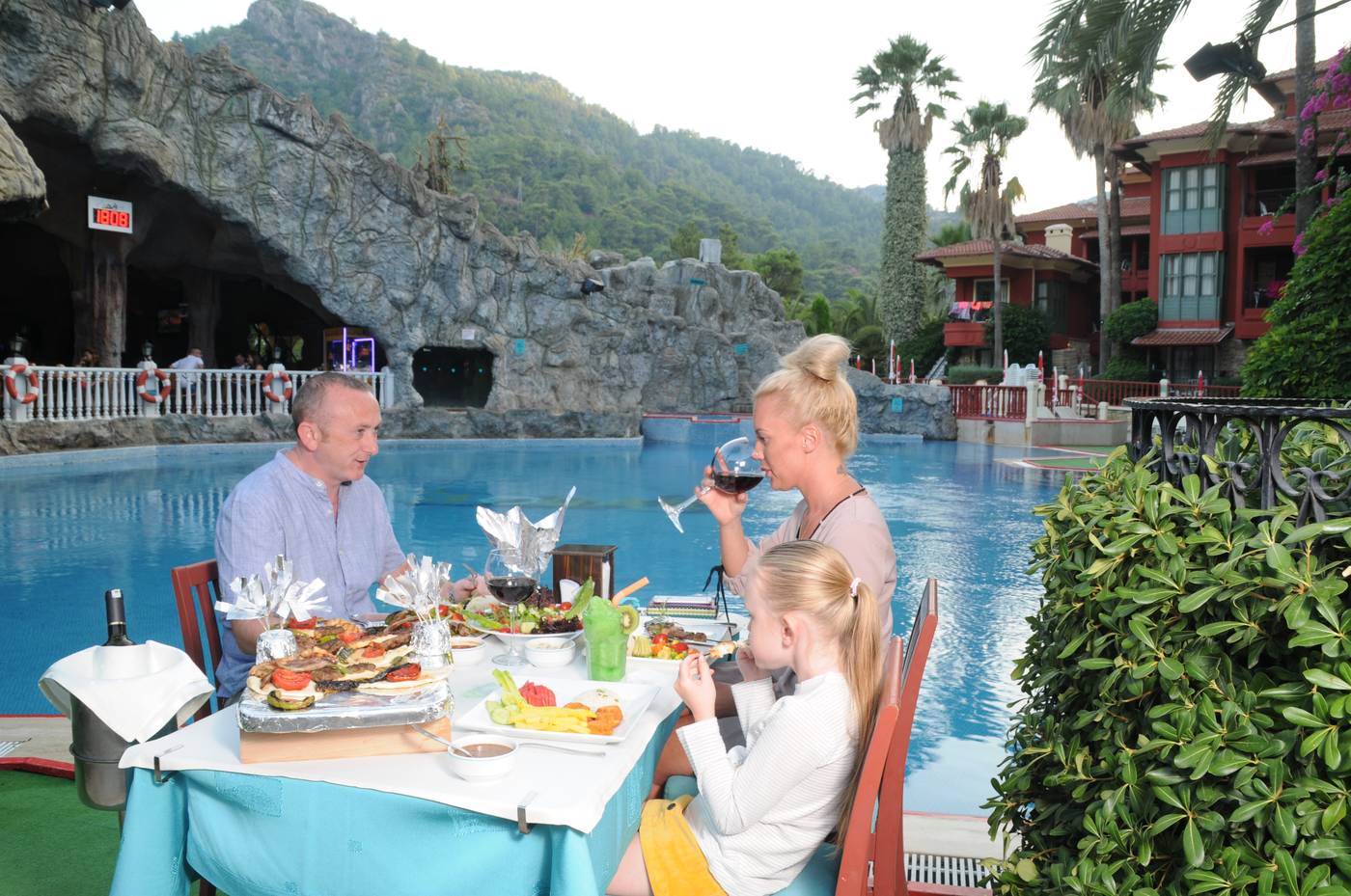 Grand-Aquarium-Apart-Bar-16