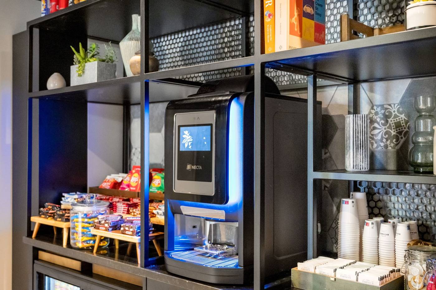 Staycity-Aparthotels-Gare-de-lEst-Bar-11