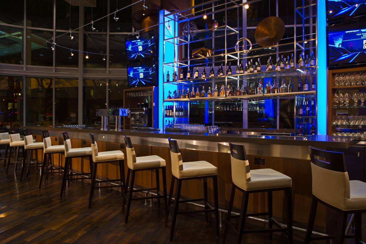 Vancouver-Marriott-Pinnacle-Downtown-Bar-15