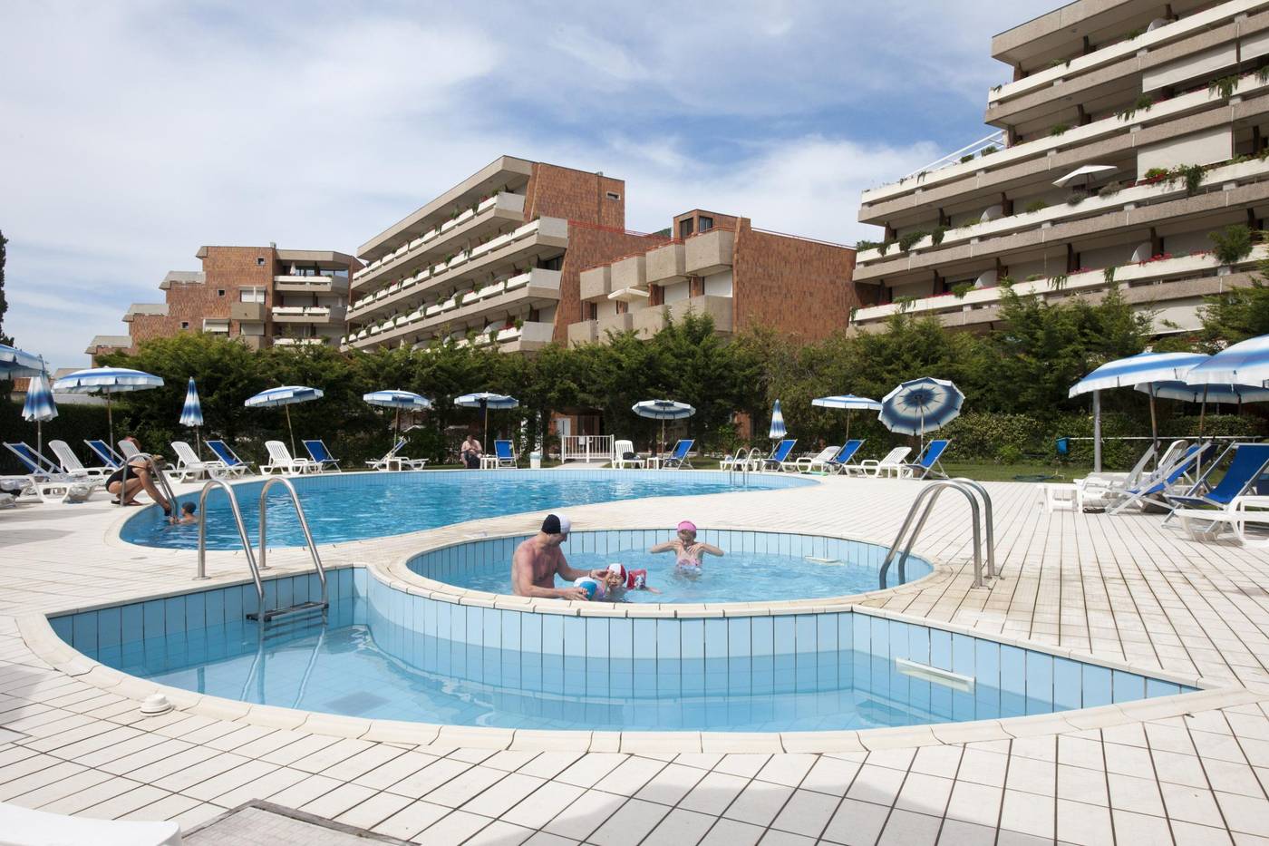 Suite-Marilia-Apartments-Pool-46