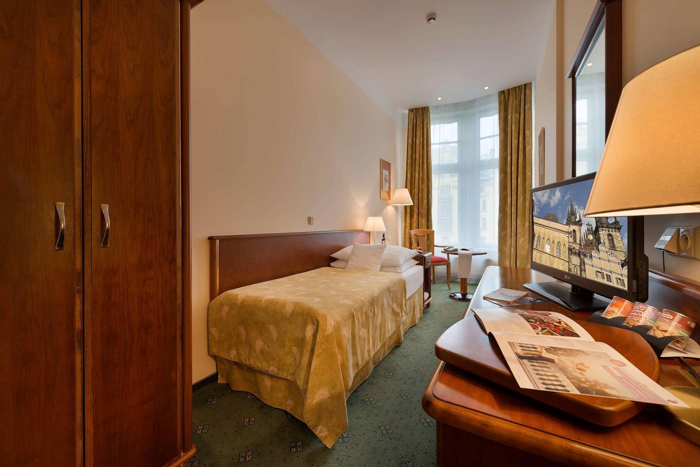 EA-Hotel-Rokoko-Room-10