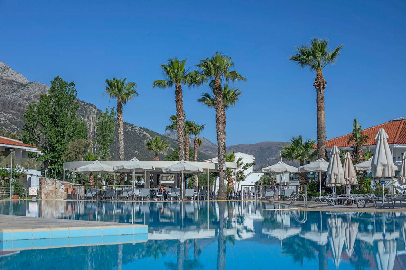 Golden-Coast-Hotel-and-Bungalows-Pool-50