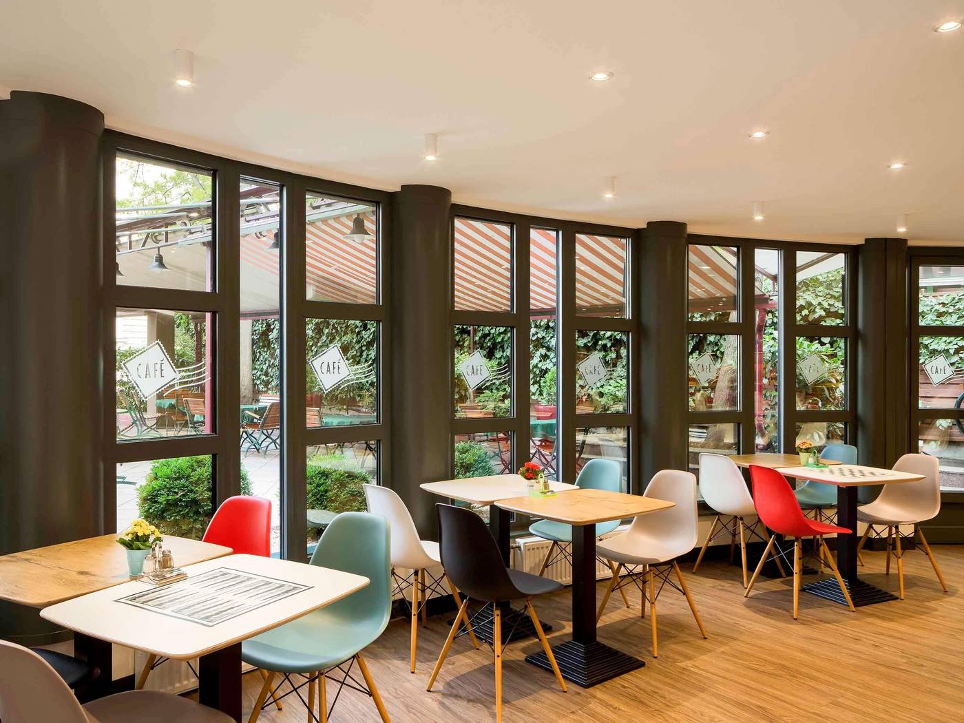 Ibis-Hotel-Heroes-Square-Bar-12