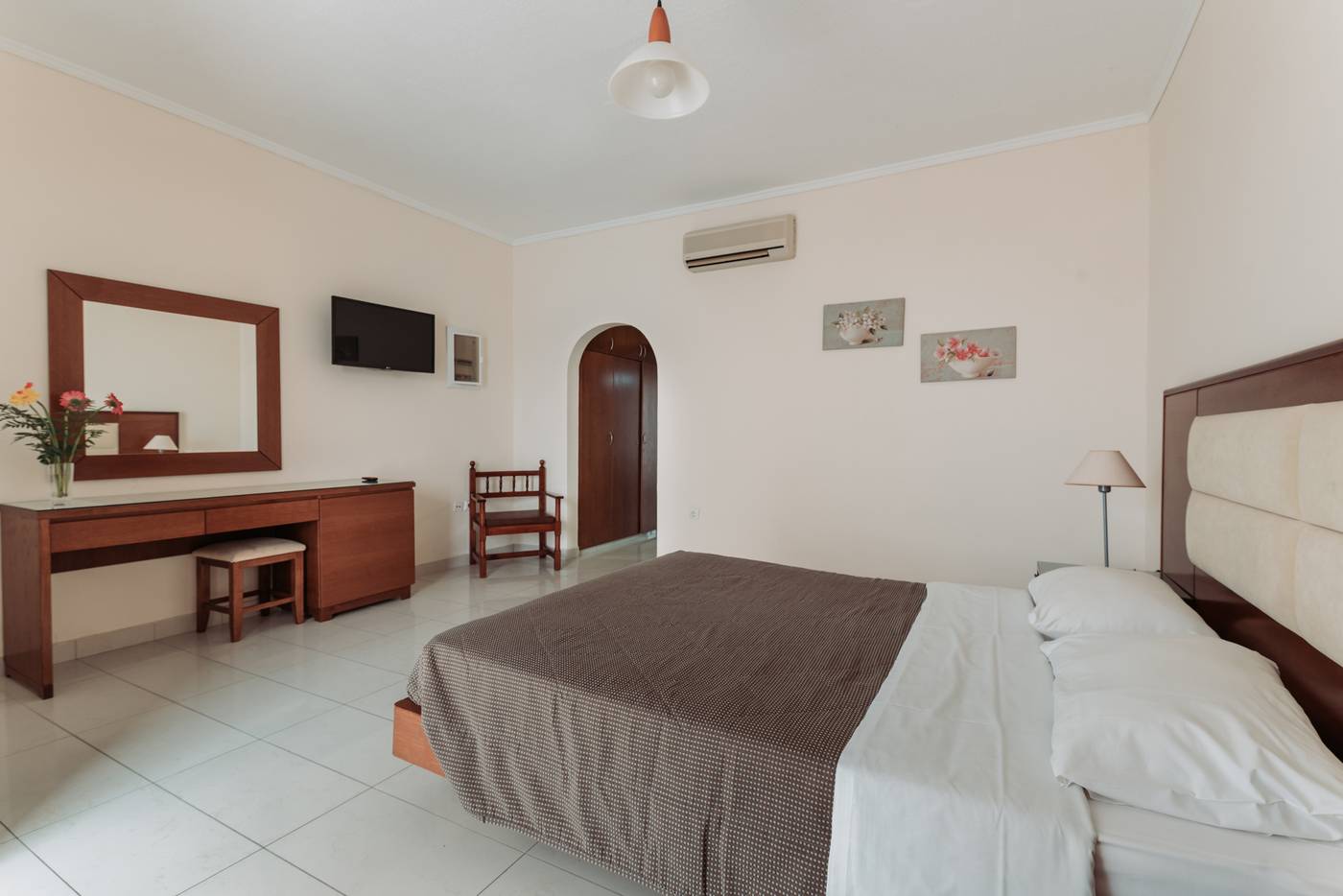 Paleos-apartments-Room-16