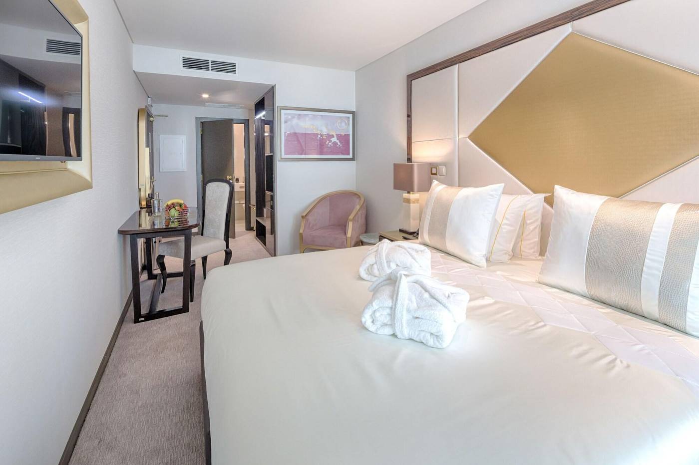 Meraprime-Gold-Design-Hotel-Room-25