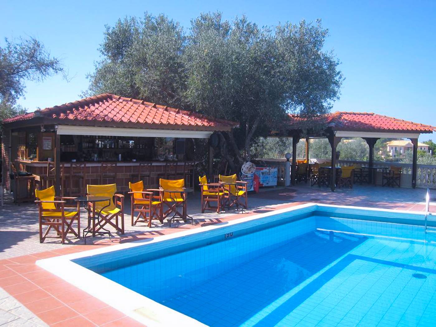 Lorenzo-Hotel---Apartments-Bar-5