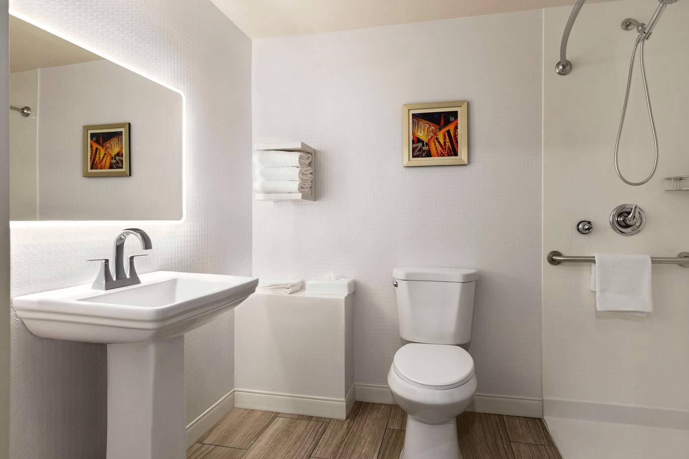 Hampton-Inn-Tropicana-Room-29