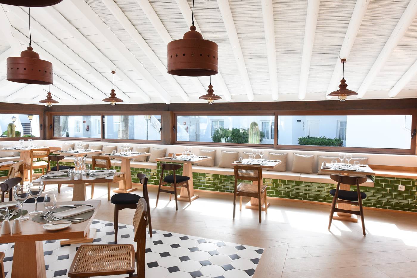 H10-White-Suites---Adults-Only-Restaurant-28