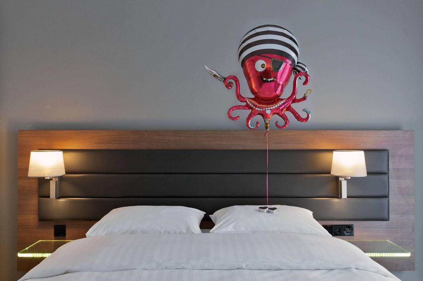 Moxy-Amsterdam-Houthavens-Room-35