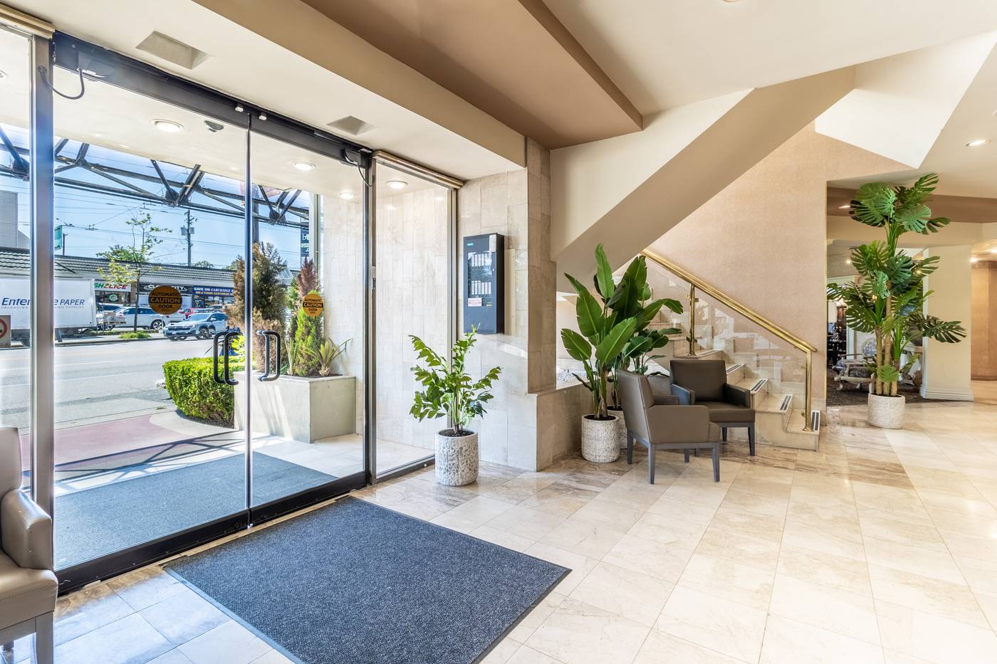Atrium-Hotel-Vancouver-Lobby-15