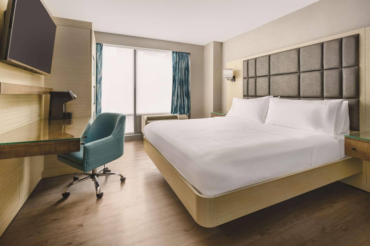 Hilton-Garden-Inn-New-York-Times-Square-North-Room-28