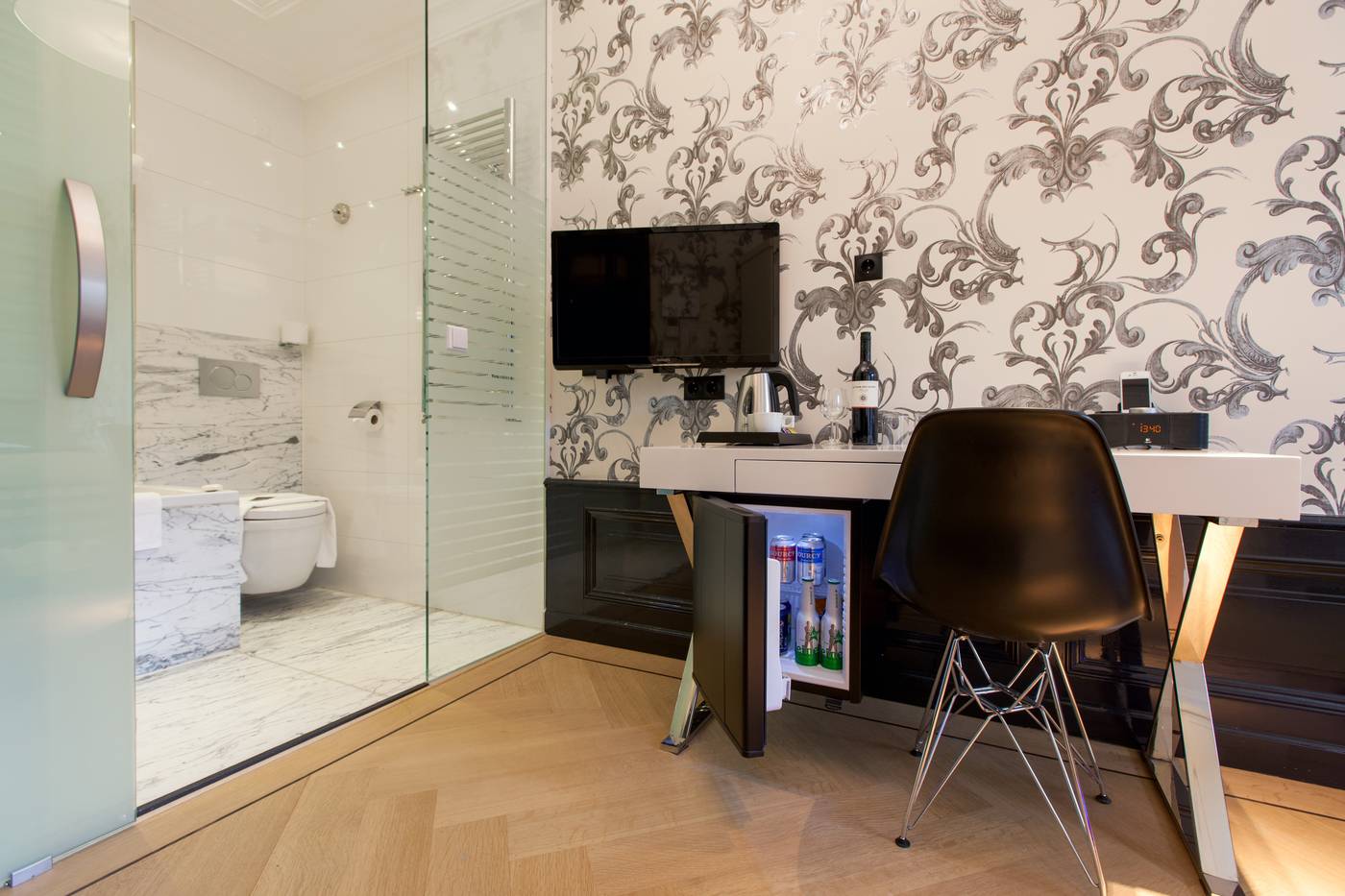 Amsterdam-Canal-Hotel-Room-30