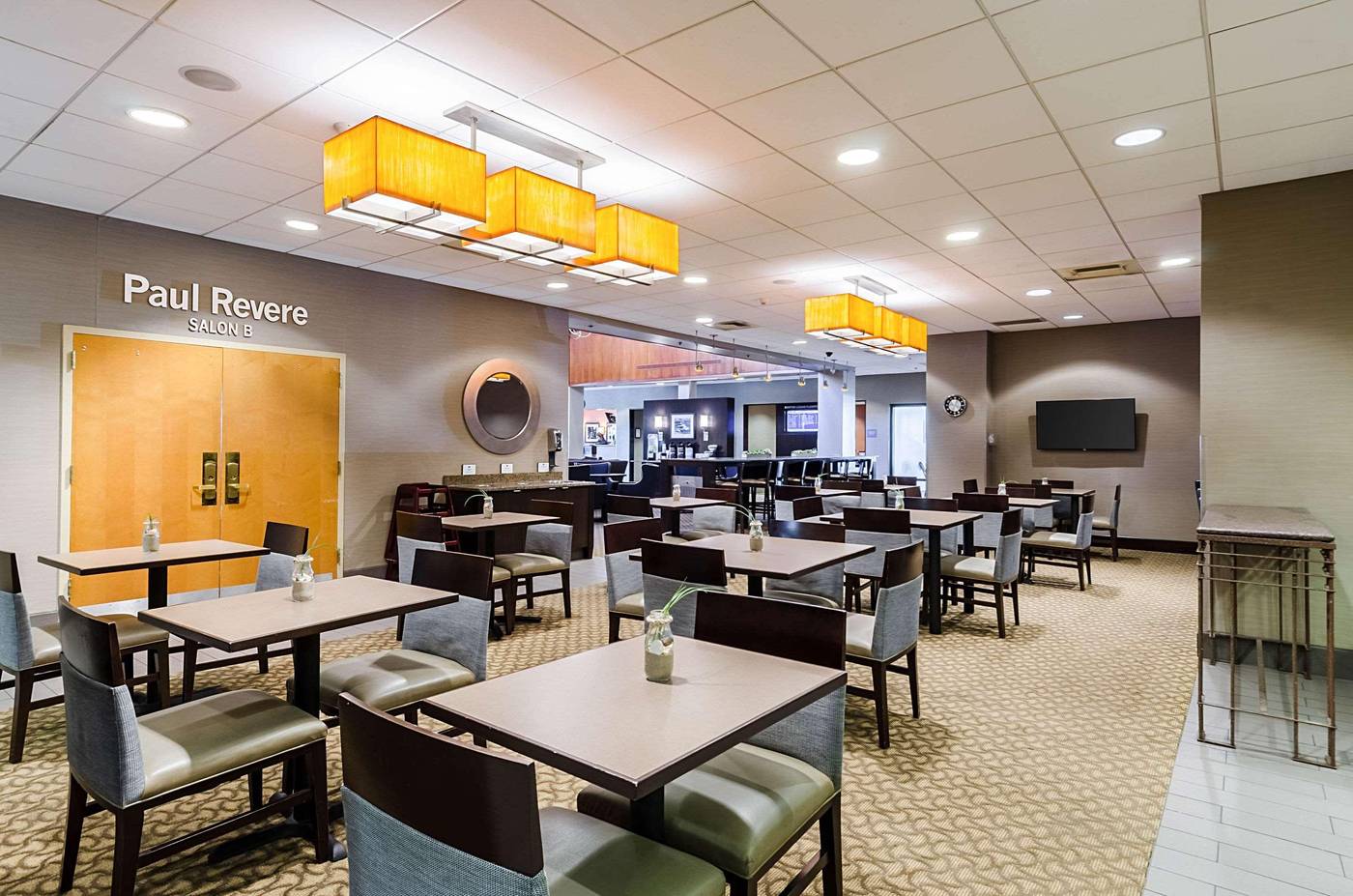Comfort-Inn---Suites-Logan-Airport-Restaurant-17