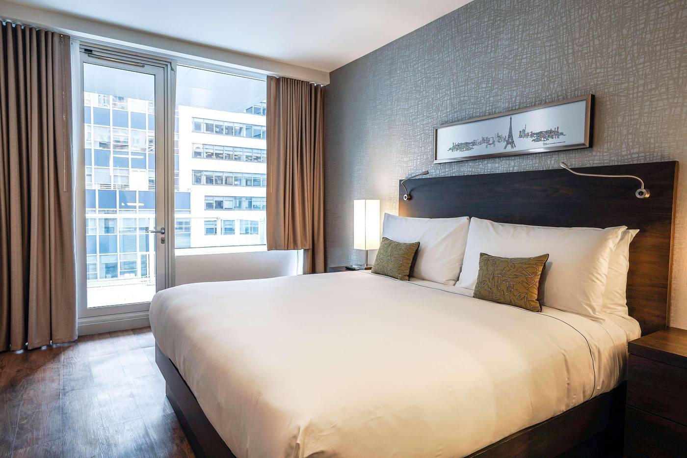 The-Bernic-New-York-City-Tapestry-Col-by-Hilton-Room-19