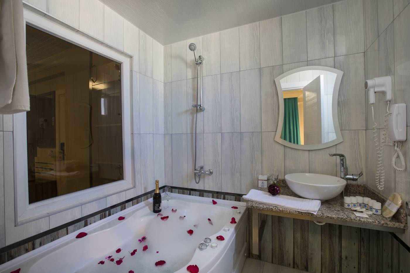 Big-Blue-Suite-Hotel-Room-40