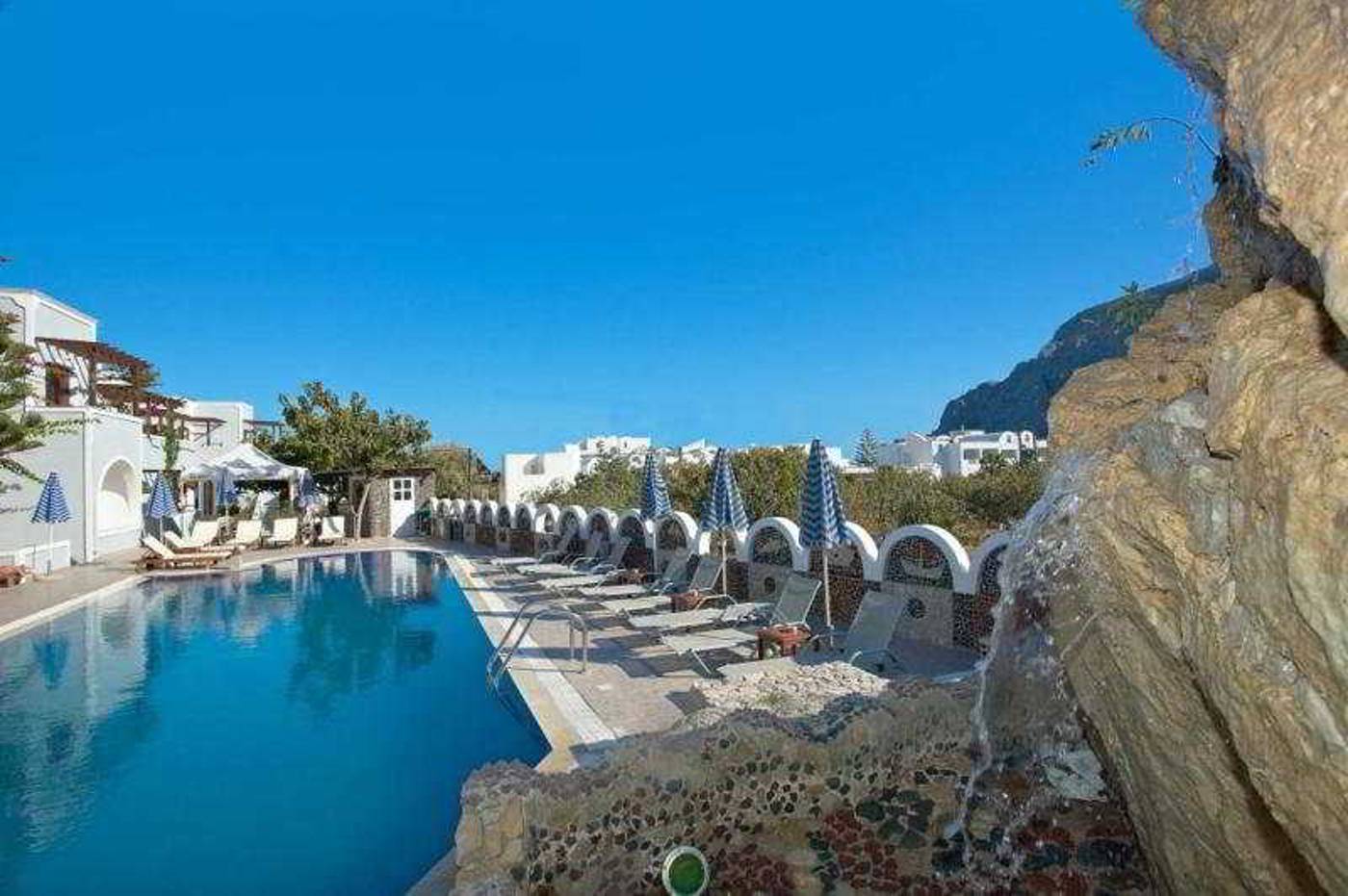 Aparthotel-Black-Sand-Pool-3