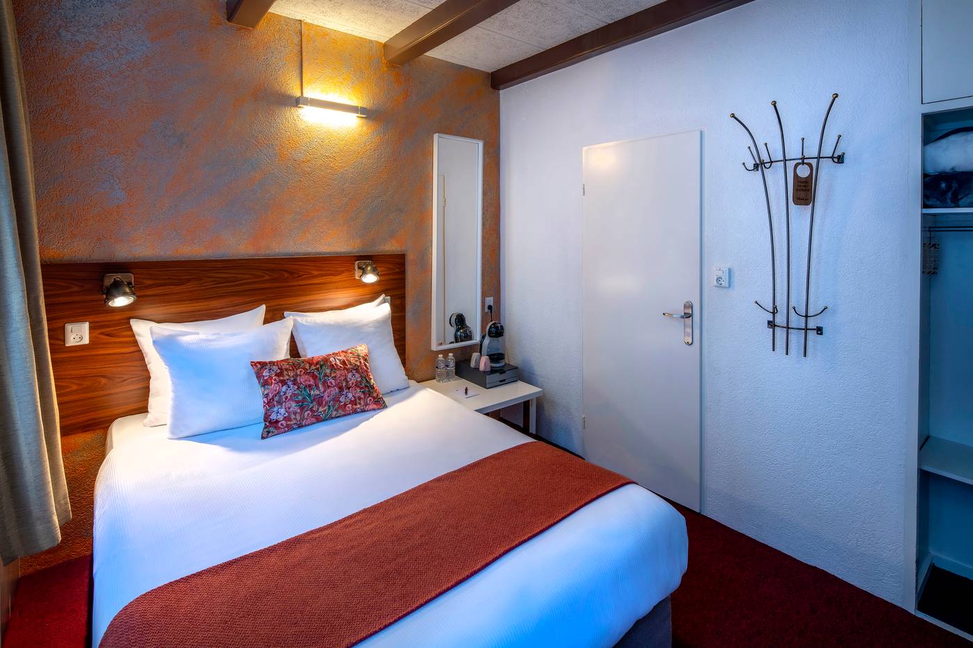 Hotel-Jupiter-Room-42