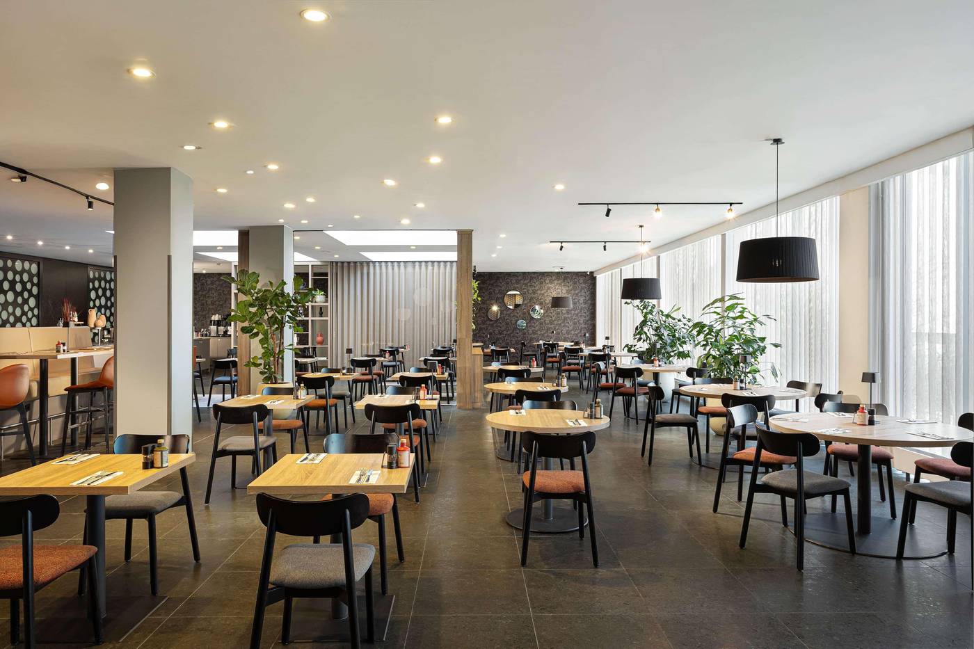 Ramada-by-Wyndham-Amsterdam-Airport-Schiphol-Restaurant-12