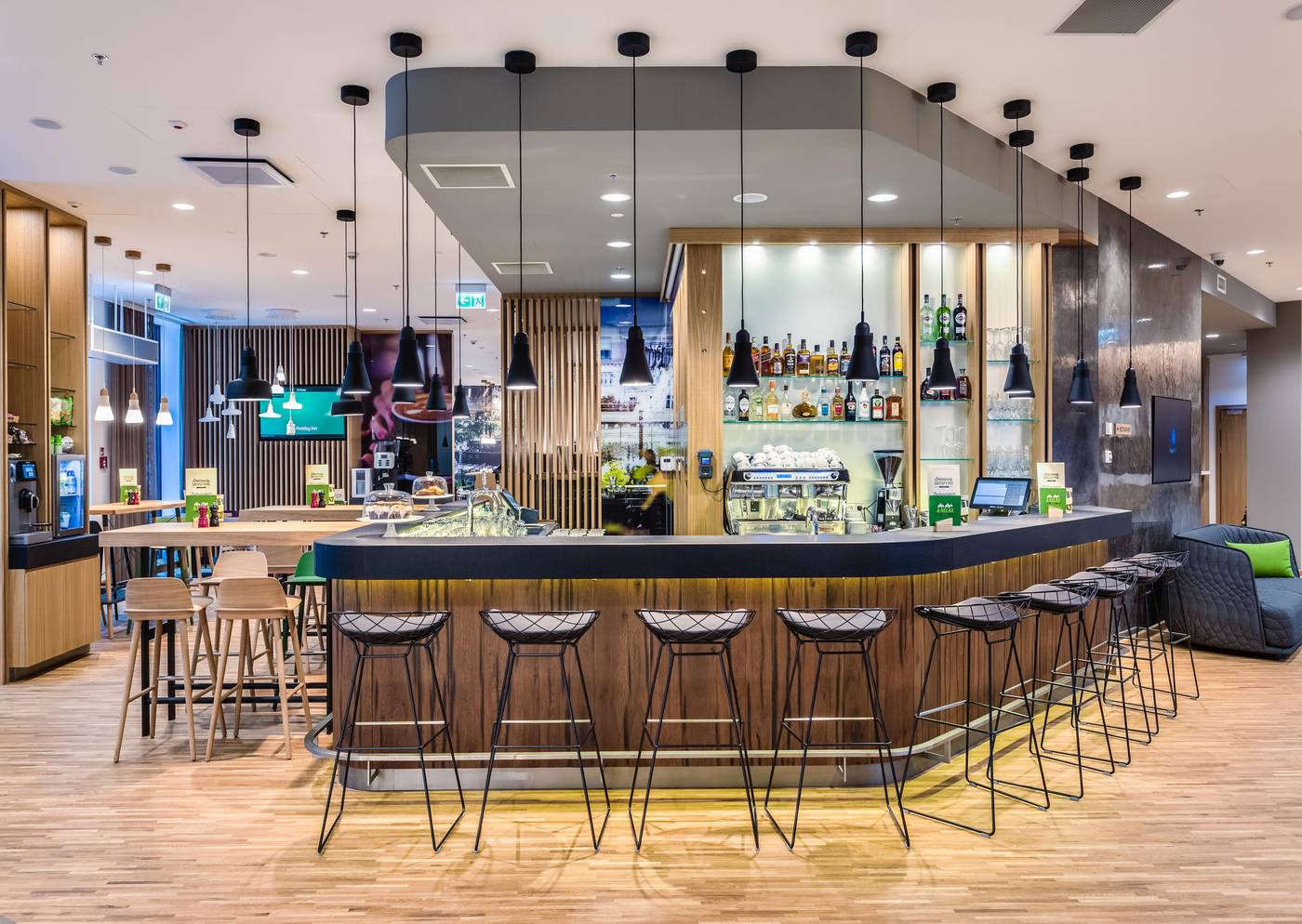 Holiday-Inn-Warsaw-City-Centre-Bar-7