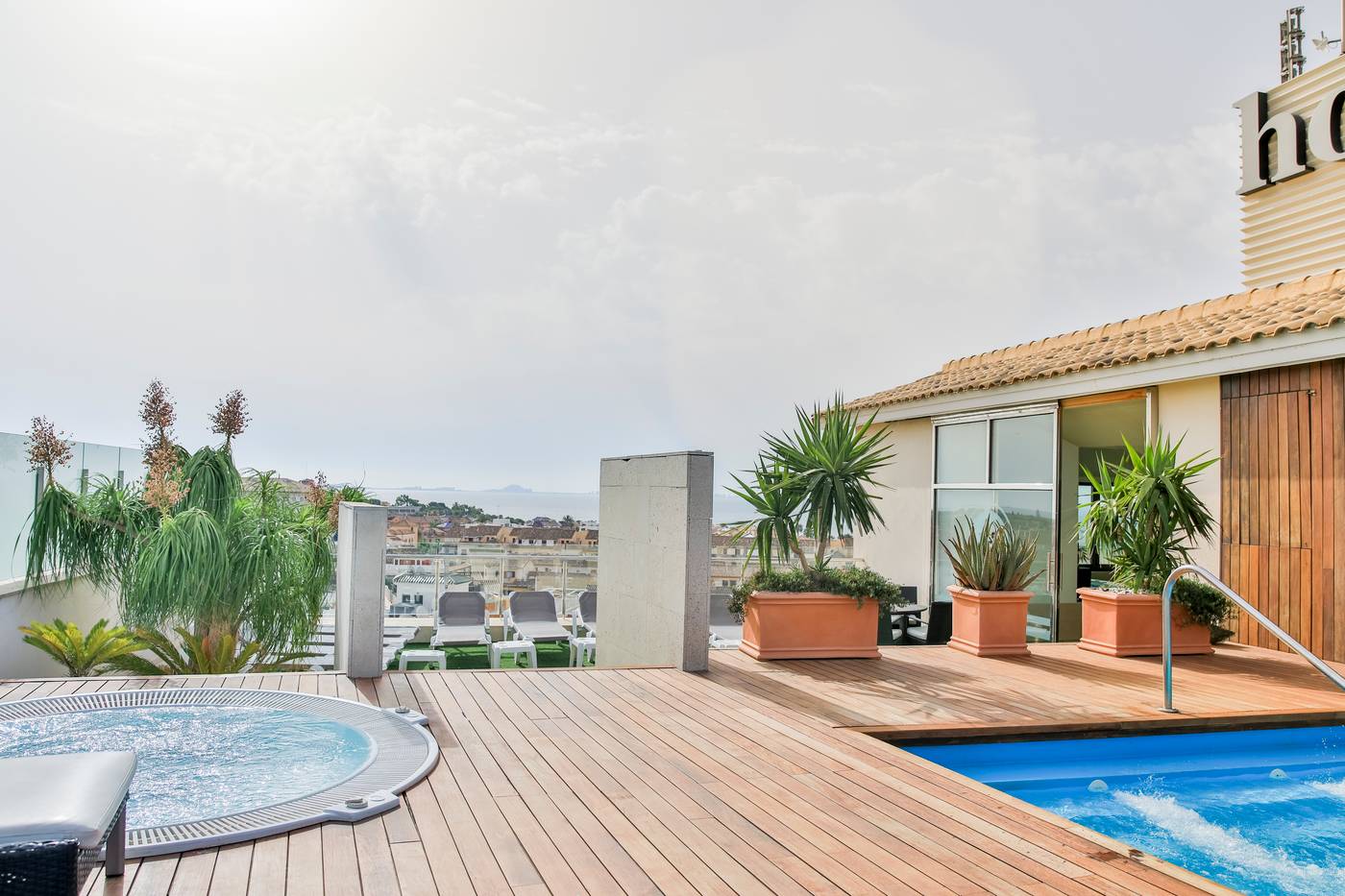 Hotel-525-General-view-1