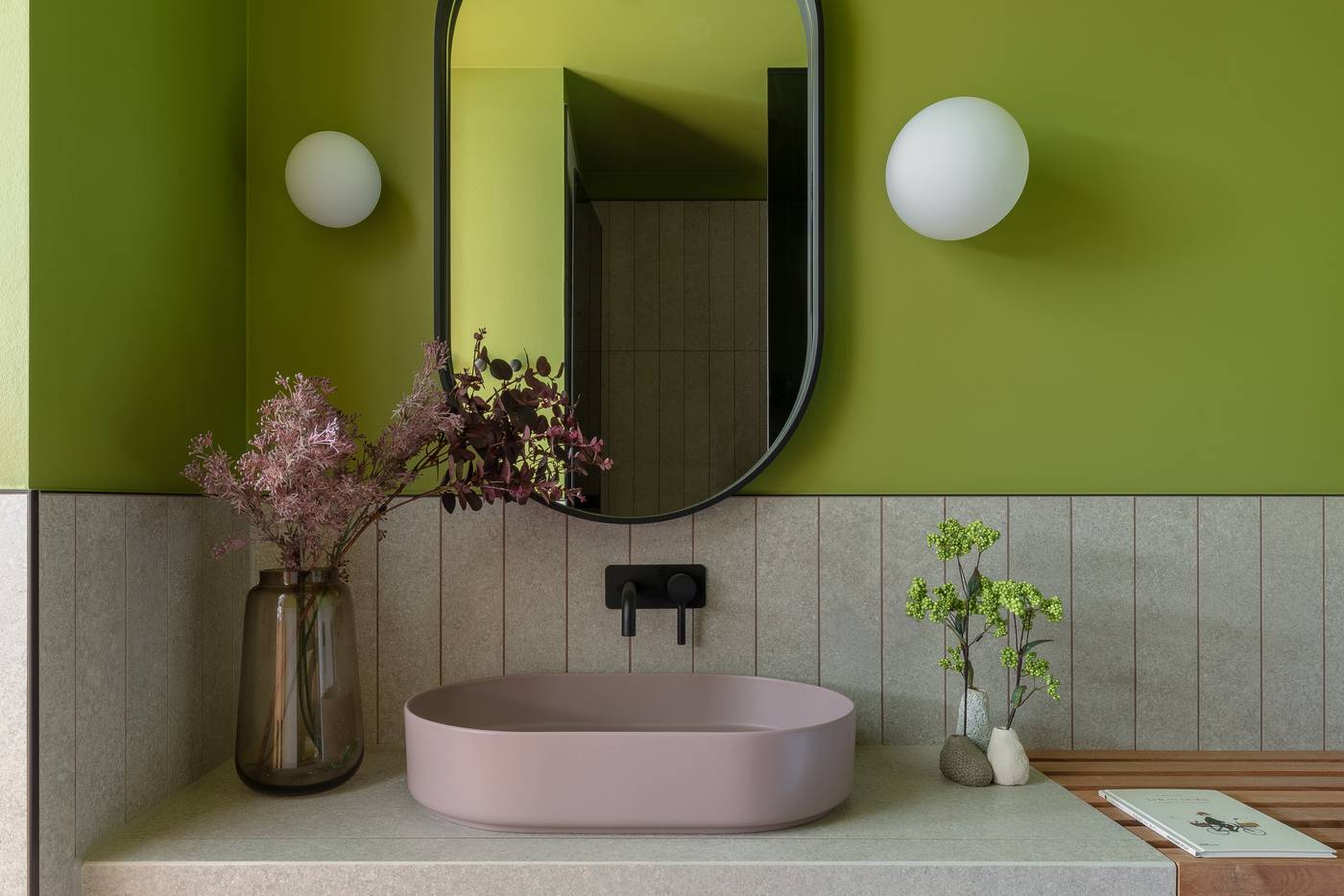 Locke-at-East-Side-Gallery--Friedrichshain-Room-37