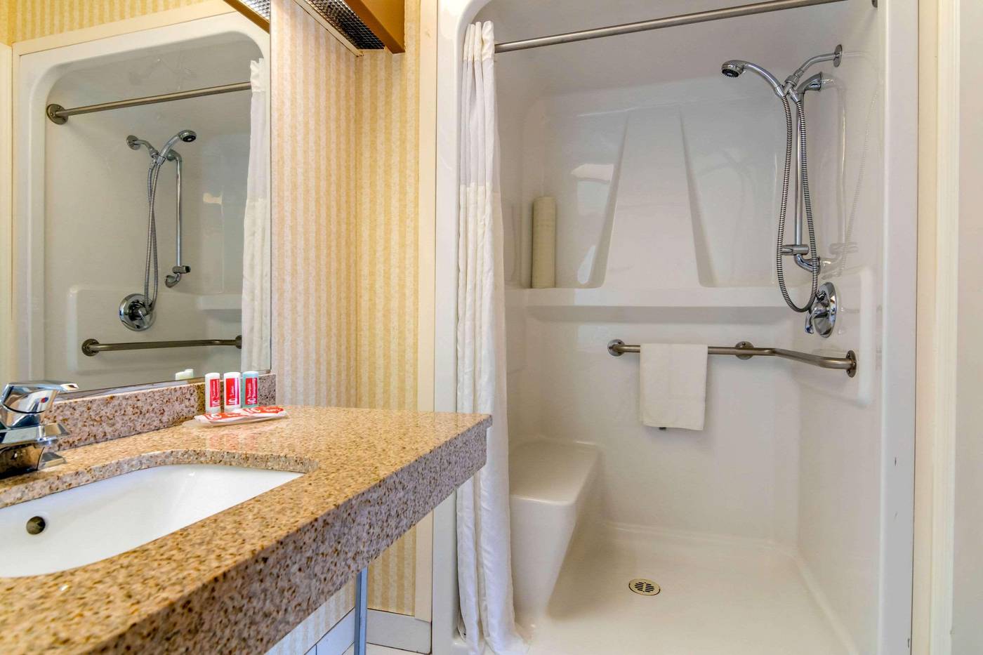 Econo-Lodge-Inn---Suites-N--Vancouver-Room-31