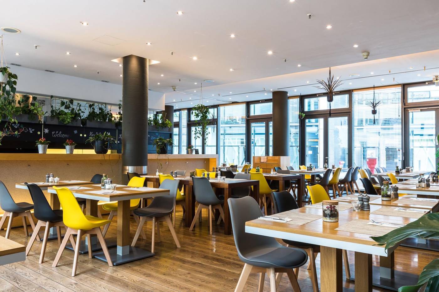 Lindner-Hotel-Berlin-Ku-damm--part-of-JdV-by-Hyatt-Restaurant-61