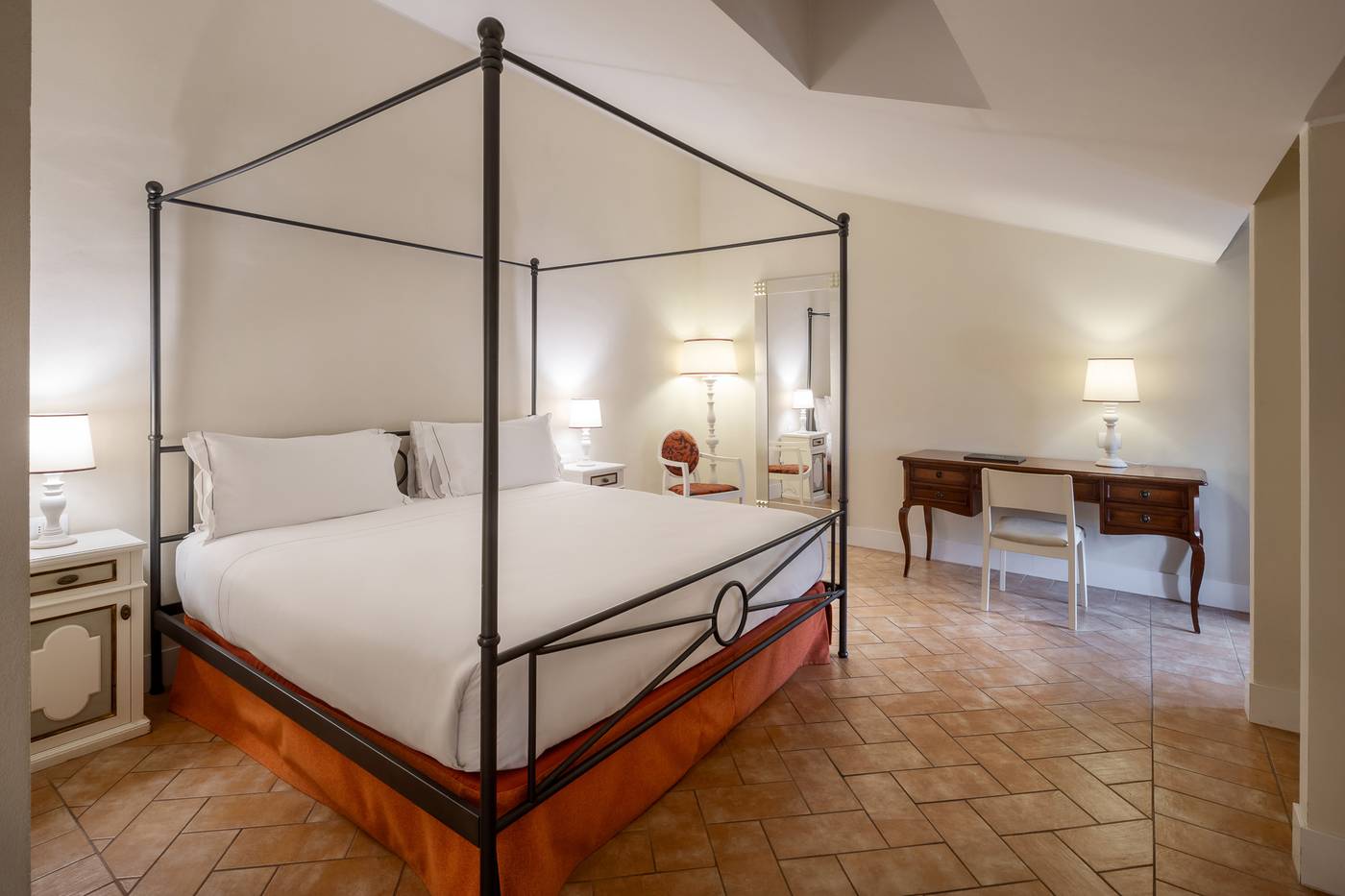 Donna-Camilla-Savelli-Room-13