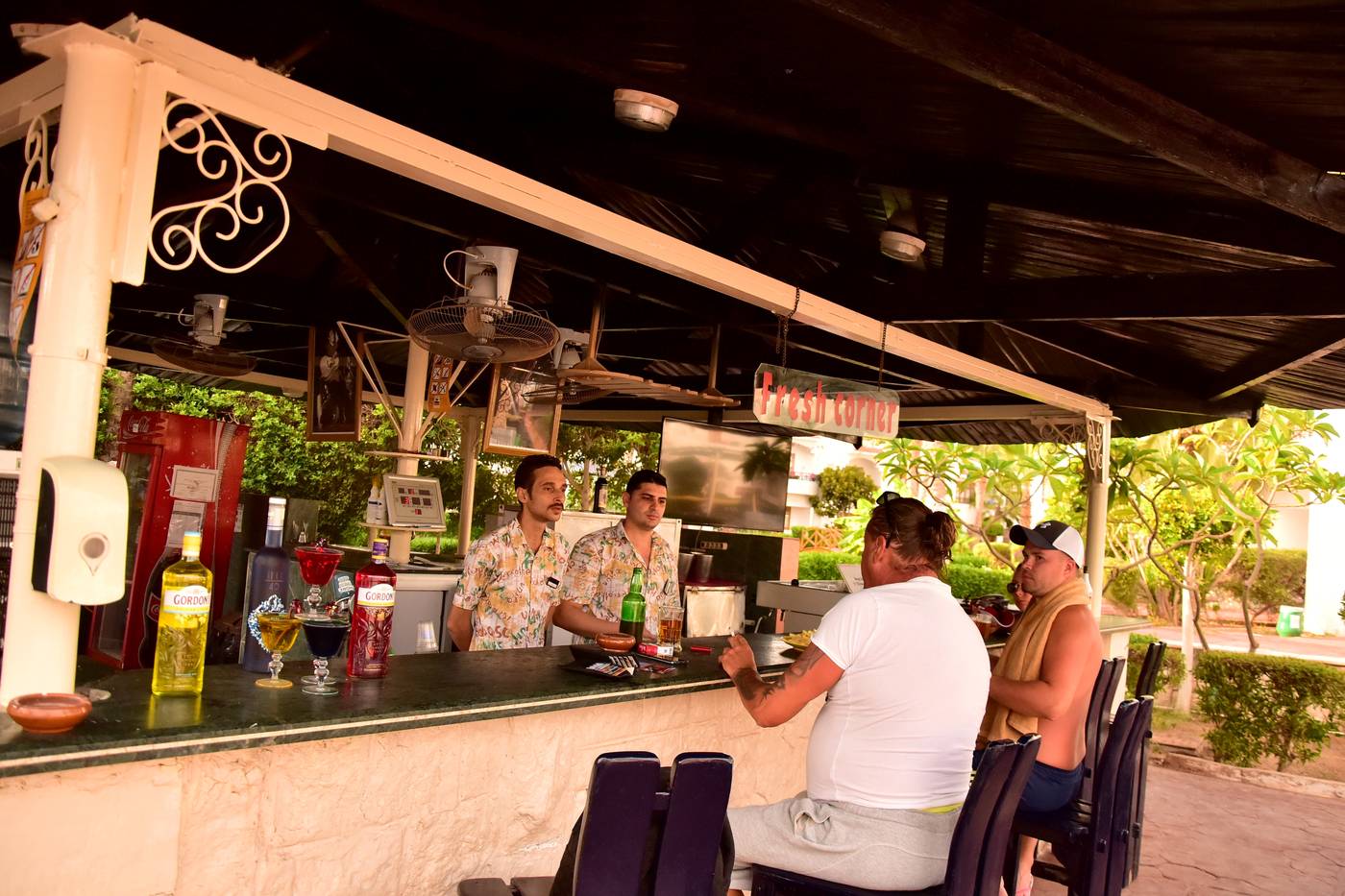 Dive-Inn-Resort-Bar-22