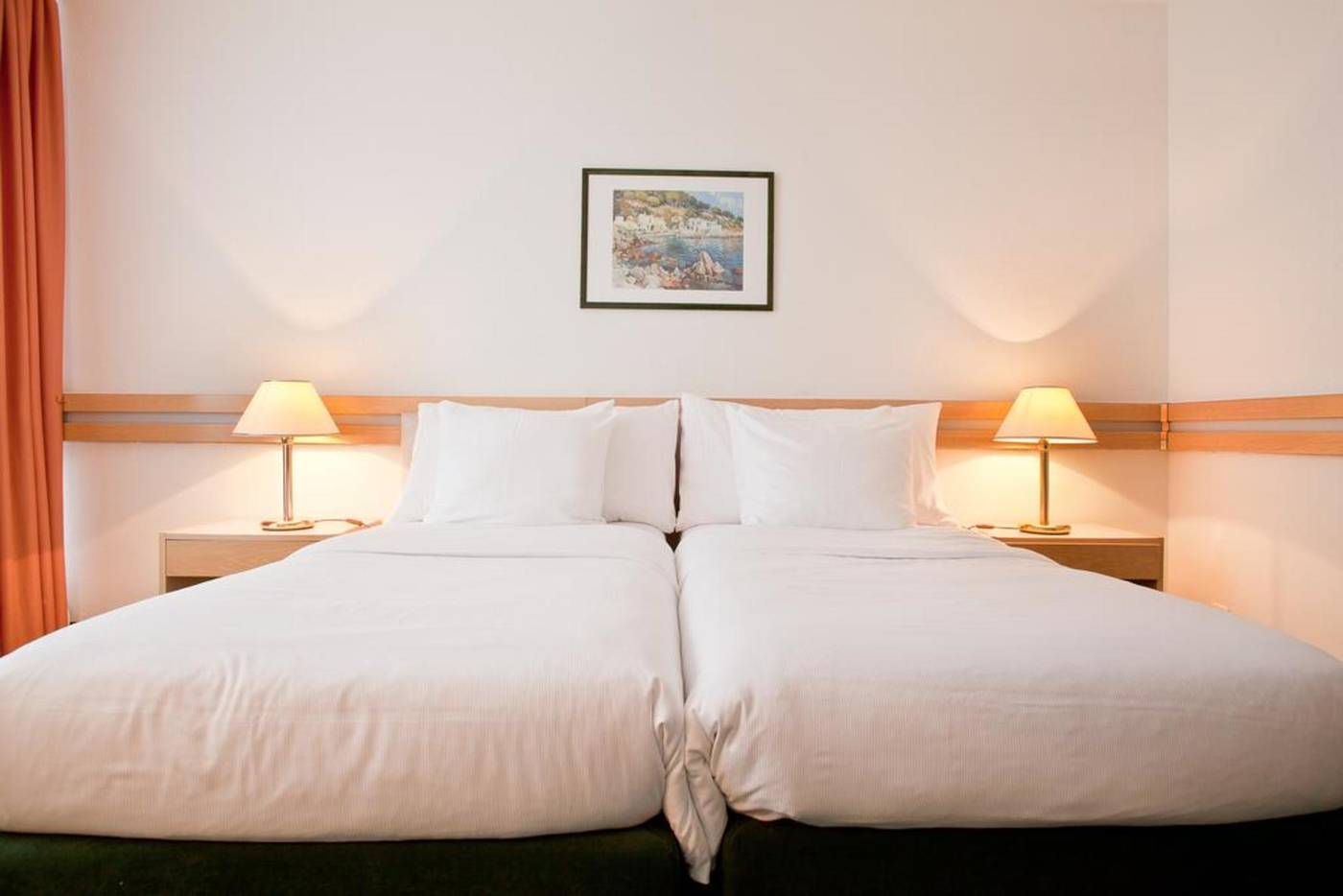 Drake-Longchamp-Room-24