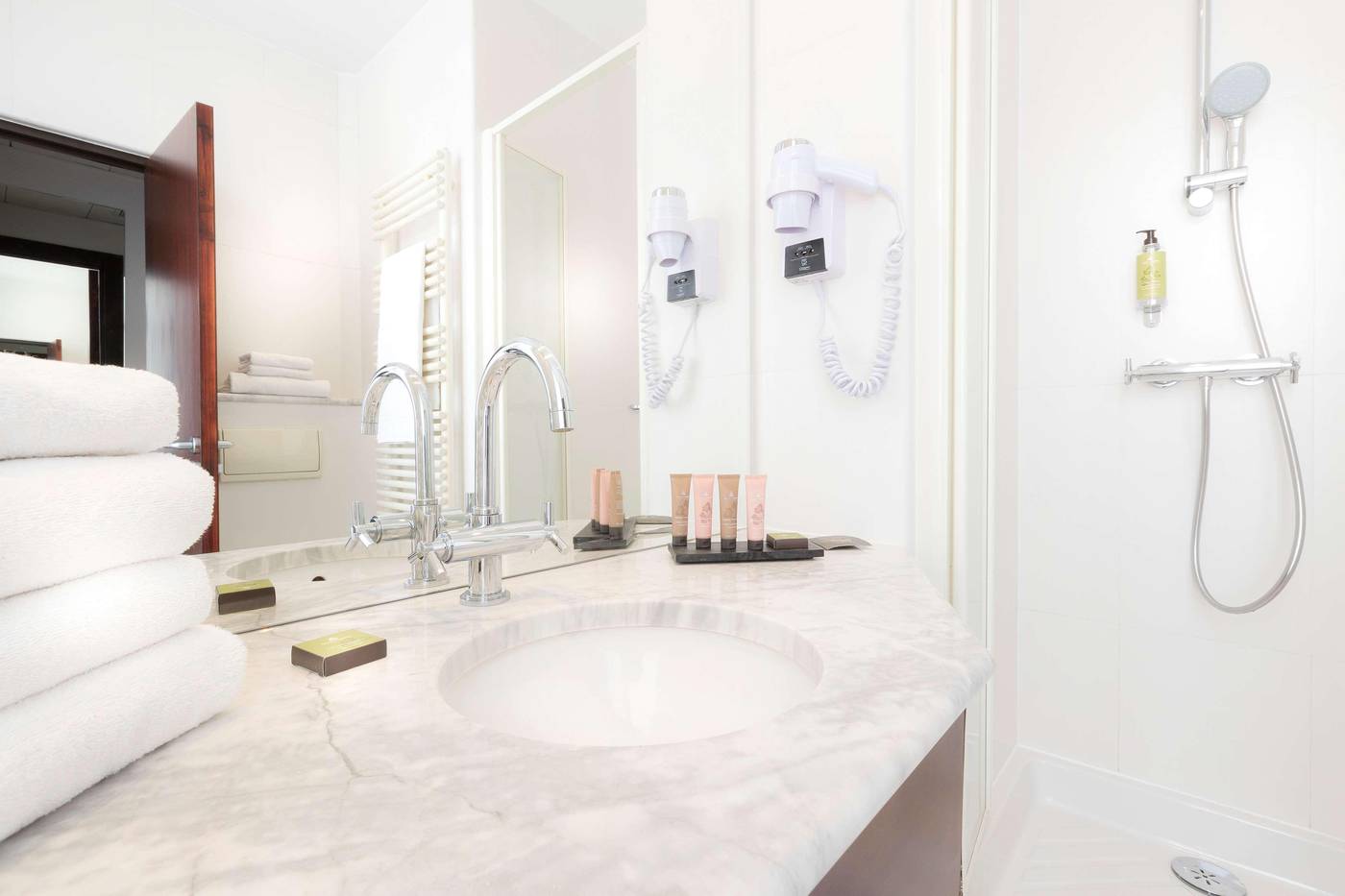 Montfleuri-Arc-de-Triomphe-Room-45