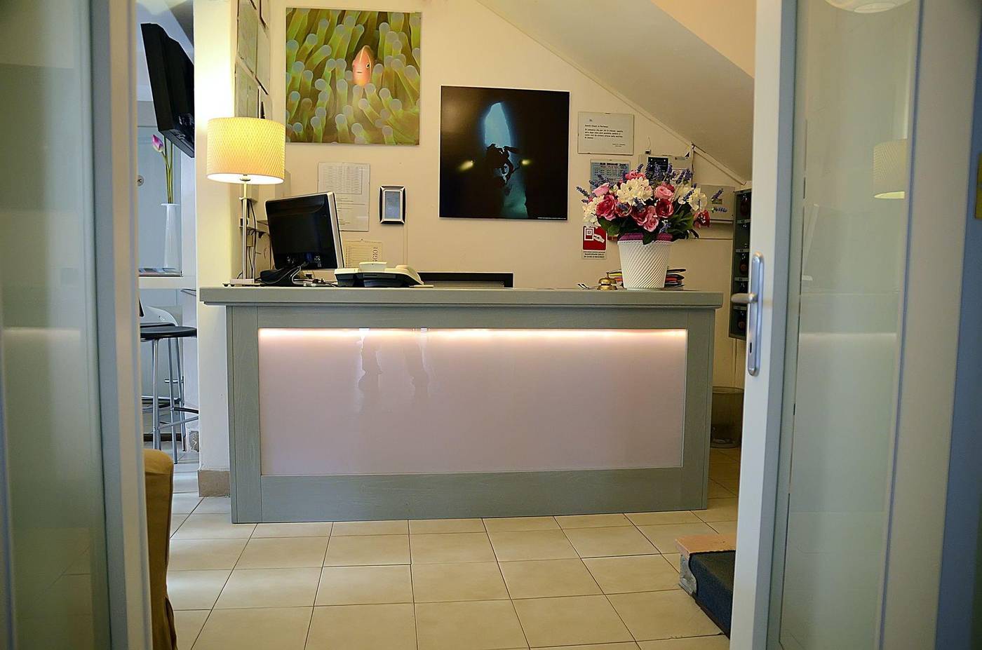 Hotel-Kinda-Lobby-13