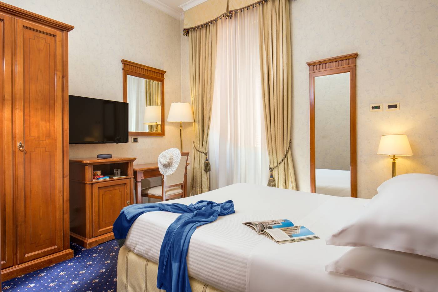 Unaway-Hotel-Empire-Roma-Room-25