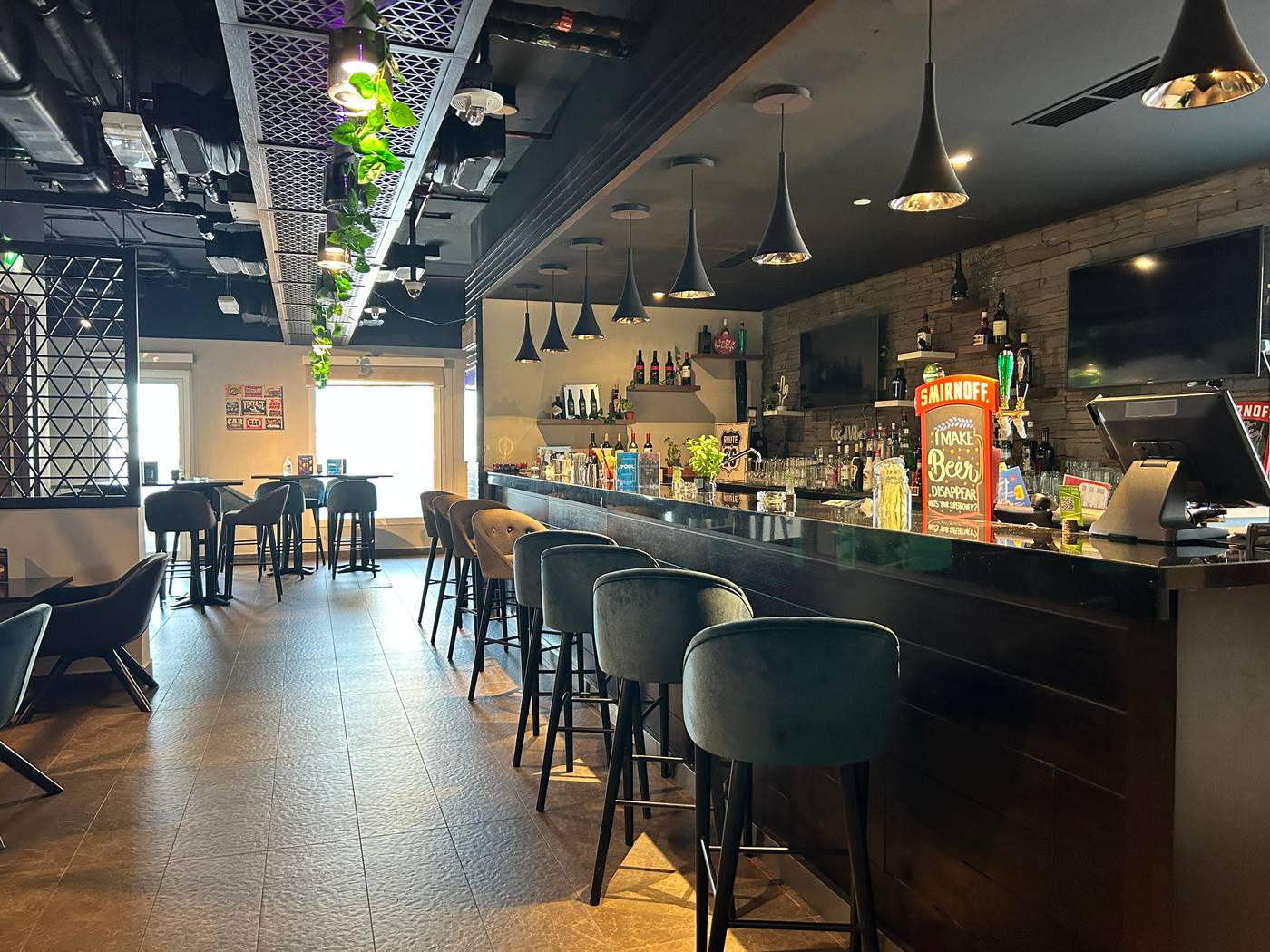 Hampton-by-Hilton-Dubai-Al-Barsha-Bar-22