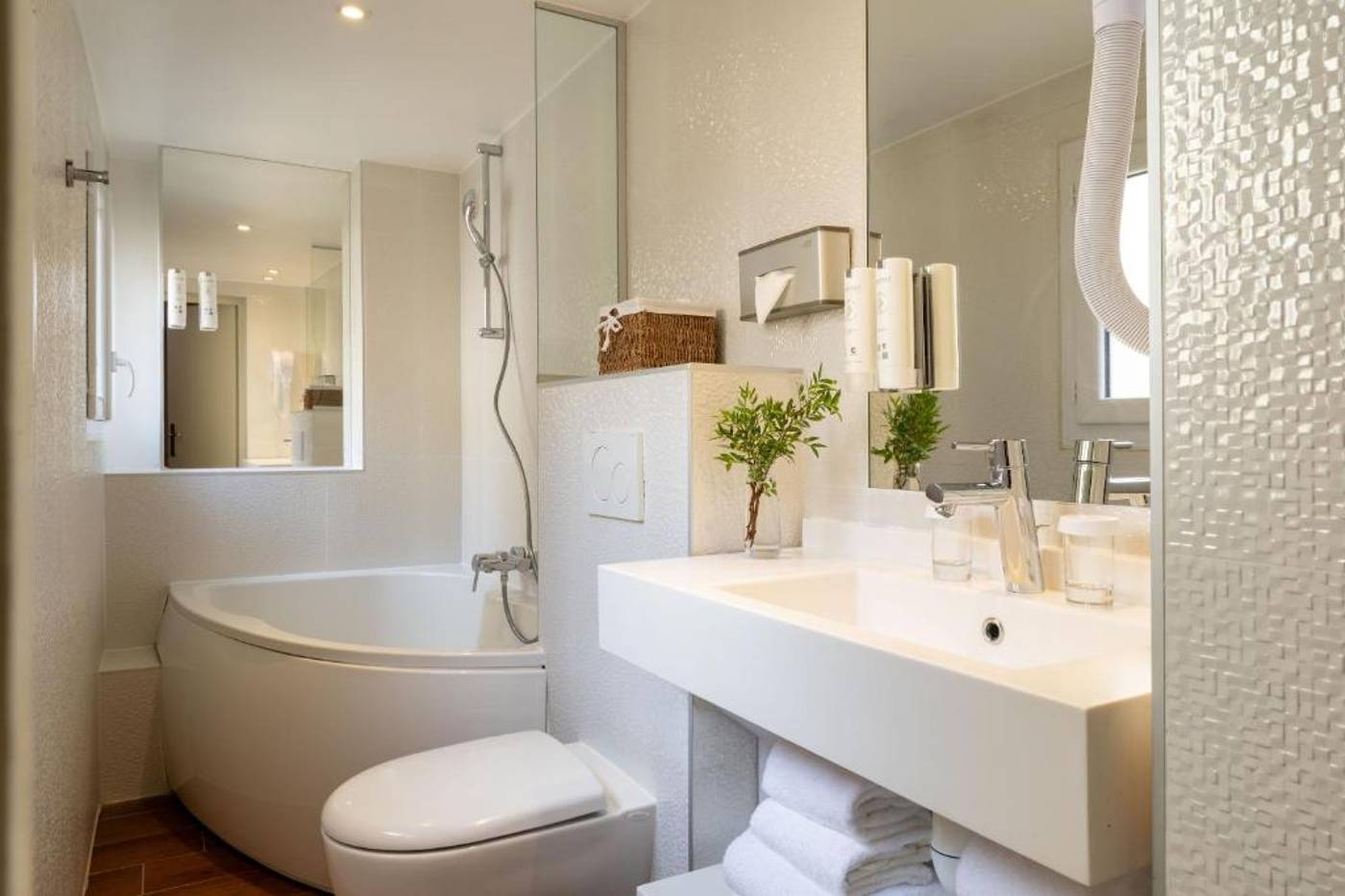 Hotel-Des-Deux-Continents-Room-21