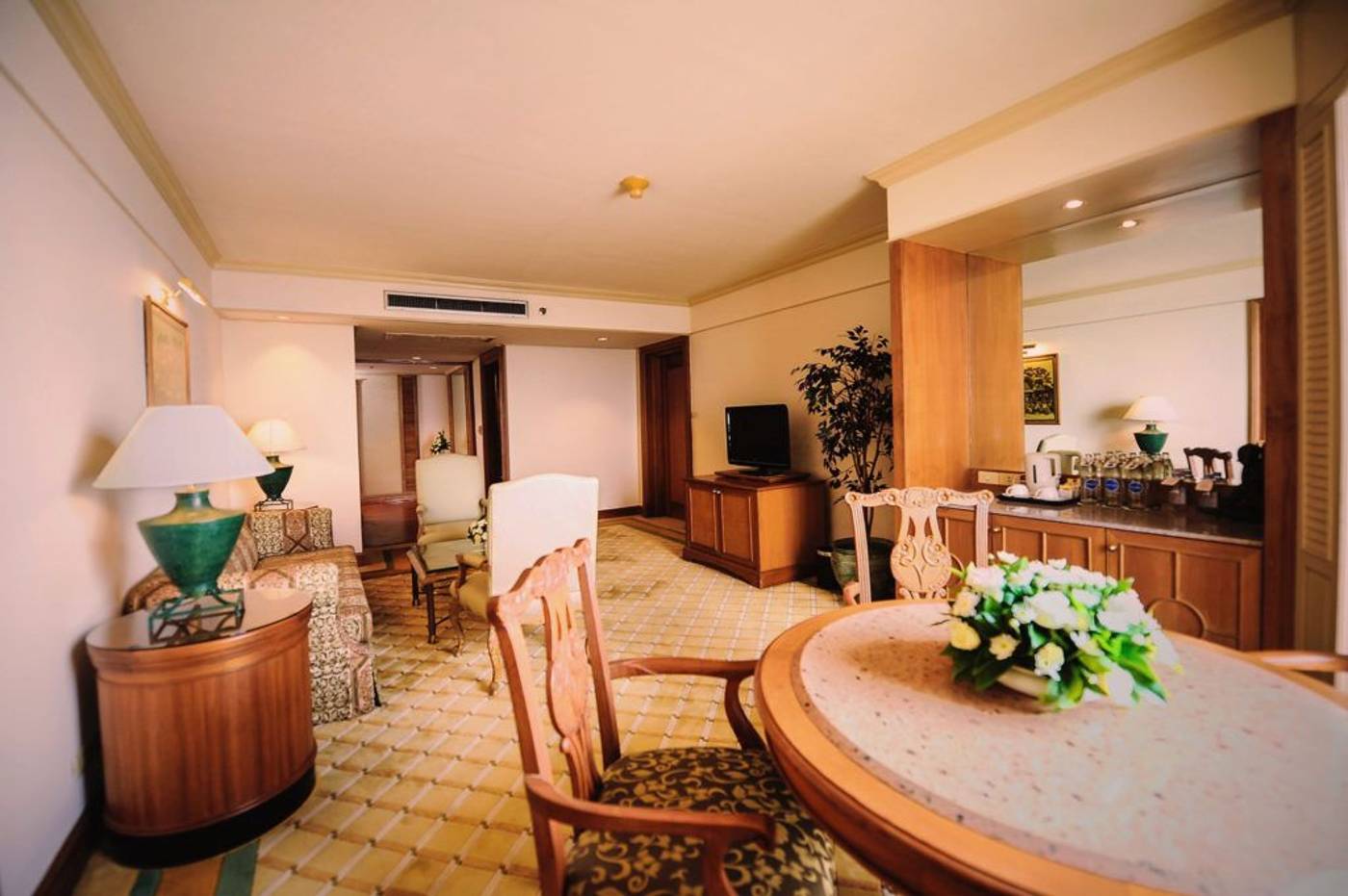 Montien-Riverside-Bangkok-Hotel-Room-16