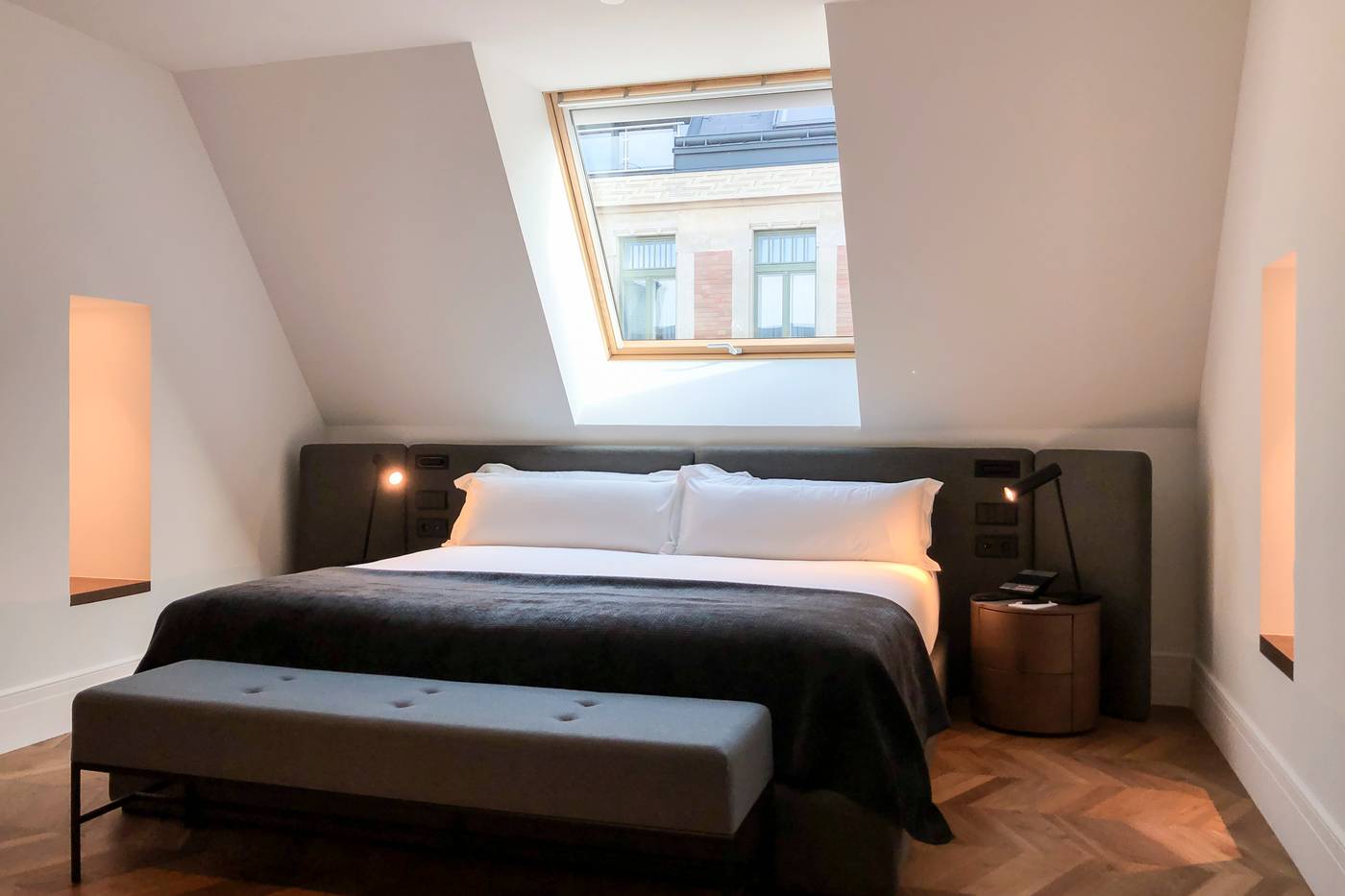 Kozmo-Hotel-Suites---Spa-Room-32